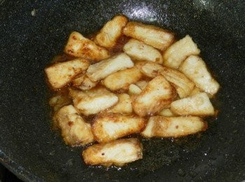 step4: 另起一油鍋，爆香蒜片後再下魚片，下<span class="group_2">調味</span>料小心拌炒過，最後用<span class="group_3">太白粉水</span>勾芡就可以囉(<span class="group_3">太白粉水</span>不用全下)