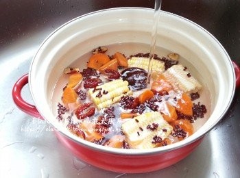 step3: 煲內放入粟米 , 甘旬 , 紅棗 , 赤小豆及果皮 , 加入適量水用中火煲滾