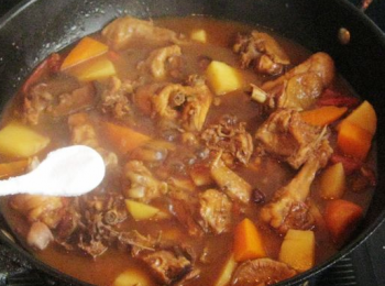 step7: 加豆瓣醬，加孜然粉，大火煮開，中小火燉至土豆八分熟，加盐，煮5分钟。