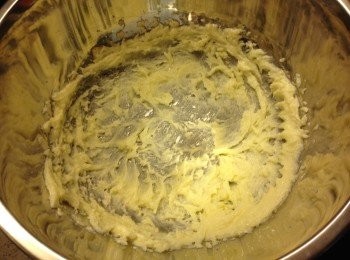 step1: 牛油室溫放軟, 加入糖用電動打蛋器攪勻