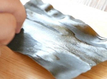 step1: 以微濕的布輕輕抹走昆布上的灰塵。