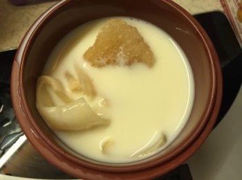 step2: 將花膠, 鮮奶, 冰糖放入燉盅內