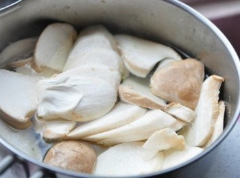 step2: 接著將杏鮑菇切薄片再川燙1分鐘即可撈起備用