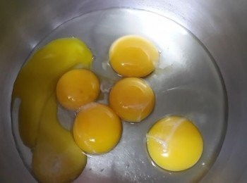 step1: 將烤箱200度-220度左右預熱10分,烤盤鋪好烘焙紙備用 全部的蛋,鹽隔水加熱到微溫較好打發喔!但切記水不能太熱以免變成蛋花