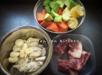 step1: 青紅蘿蔔去皮與粟米切件，馬蹄去皮略拍，海底椰略浸過幾次水至水清。西施骨出水沖淨。