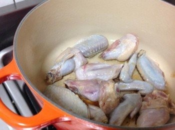 step2: 把醃料去除乾淨，雞翅煎赤，逼出油分