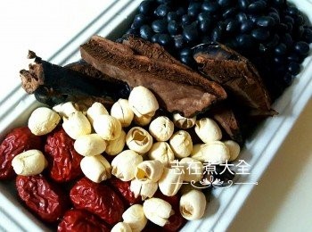 step1: 將所有材料洗乾淨，以適量水份同煲（我加入大概2L水），水滾後小火煲兩小時，加適量冰糖即可享用