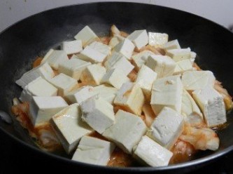 step2: 加入切塊的臭豆腐快炒