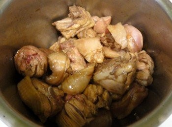 step3: 加入醬油和鹽巴拌勻，醃製約1個小時。