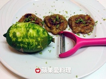 step8: 油吸好後，即可盛盤。用削皮刀削些檸檬皮，增添檸檬的清香，好好吃。