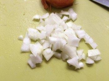 step3: 1/4個洋蔥切碎備用