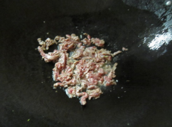 step4: 熱油鍋把牛肉下鍋滑炒