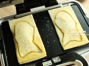 step5: 依個人喜好撒上適量二砂糖，再蓋上蓋子壓烤約10~15分鐘。