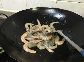 step3: 先燒熱油鑊子, 大火快炒蝦至8成熟(轉色)先上碟備用