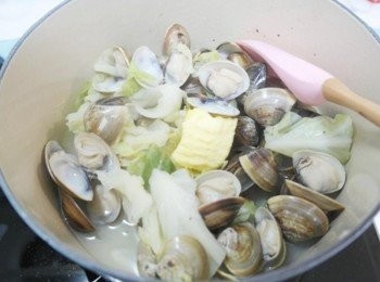 step3: 蛤蠣全開後放入一小塊奶油拌一拌溶化後即完成^^ *因為蛤蠣有鹹度所以一開始的鹽巴不需要加太多~~ 如果味道還不夠這時候再加鹽巴調味唷^^