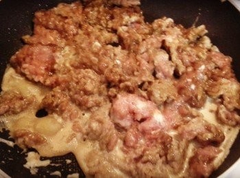 step3: 開中大火，把碎雞肉炒散至變顏色。