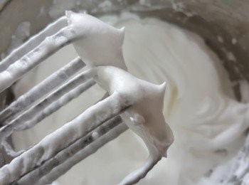 step8: 分三次加入砂糖，打至硬性發泡，呈小尖角狀