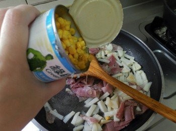 step3: 接著下綠巨人黃金玉米，先炒香所有<span class="group_2">食材</span>後，下玉米罐的湯，再加入青花椰菜與蓋鍋悶煮至熟~起鍋前再下一小塊奶油增加香氣!