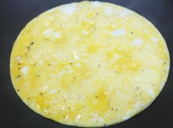 step3: 把雞蛋打散撒上些許鹽及胡椒~~平底鍋中倒入些許油後倒入蛋液煎至7分熟^^