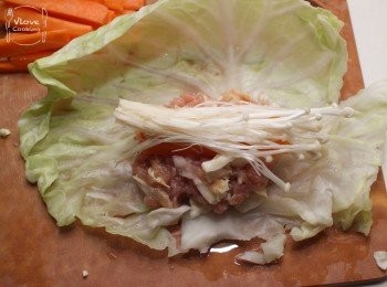 step5: 放入肉餡, 然後左右二邉向內摺好再捲起