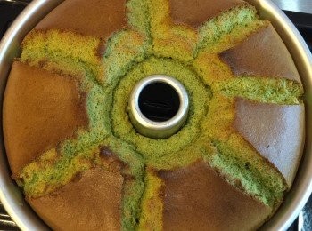 step5: 放入加熱至180度的烤箱，烘烤25分鐘。蛋糕出爐後離枱面高少少，輕力砸下去三下，然後倒扣至完全涼透，再徒手脫模。