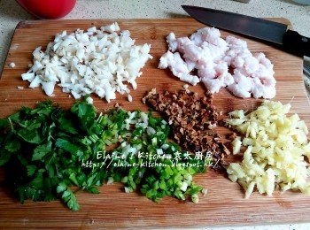 step2: 將肥豬肉剁碎 , 薑去皮切細粒 , 馬蹄 , 果皮切碎 , 蔥切粒 , 芫茜切碎
