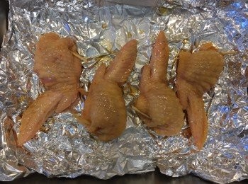 step7: 放入焗盤，再搽上醃<a href="https://bit.ly/3zHU5V3" target="_blank" data-keyword="雞翼" class="guide-link"><strong>雞翼</strong></a> <span style="display:inline-block;vertical-align:middle;margin-top:-3px;color:initial;border-radius:3px;padding:2px 3px;font-size:12px;line-height:14px;background:#87d300;color:#fff;">即買</span> 用的醬油。入焗爐200度焗8分鐘，再反底部轉重覆搽上醃<a href="https://bit.ly/3zHU5V3" target="_blank" data-keyword="雞翼" class="guide-link"><strong>雞翼</strong></a> <span style="display:inline-block;vertical-align:middle;margin-top:-3px;color:initial;border-radius:3px;padding:2px 3px;font-size:12px;line-height:14px;background:#87d300;color:#fff;">即買</span> 用的醬油，焗多8分鐘。再反回來，再搽上醃<a href="https://bit.ly/3zHU5V3" target="_blank" data-keyword="雞翼" class="guide-link"><strong>雞翼</strong></a> <span style="display:inline-block;vertical-align:middle;margin-top:-3px;color:initial;border-radius:3px;padding:2px 3px;font-size:12px;line-height:14px;background:#87d300;color:#fff;">即買</span> 用的醬油，焗5分鐘。