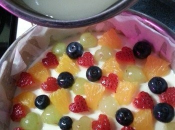 step12: 再慢慢倒入魚膠糖水,再放入雪櫃一晚雪至凝固即可