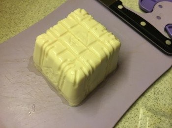 step2: 豆腐從盒倒出, 切粒