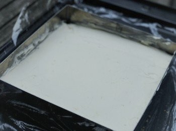 step5: 將芝士倒入蛋糕膜內，抹平表面，蓋上保鮮紙，放入冰箱冷卻三至四小時至凝固