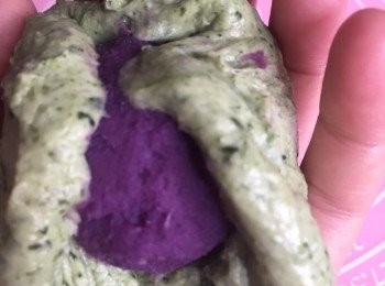 step8: 麵團靜置後，鬆弛已分割的麵團，擀成中間略厚，四周略薄的圓形片，包入一顆紫薯餡，再滾圓，收口朝下。