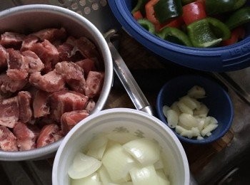 step2: 洋蔥切片、獨子蒜切片備用，三色椒洗淨，切開後將中間的籽去除再切片備用