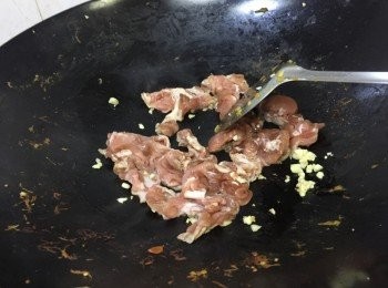 step3: 原鑊加少許油及蒜蓉爆香, 將黑豚肉平均鋪在鑊上煎香一面再反轉, 最後炒勻至轉色熟透, 最後加入南瓜再炒均, 灑上蔥段更香即成, 下飯一流