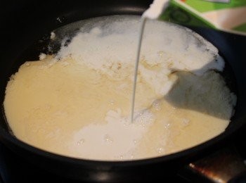 step2: 然後加入牛奶煮至滾起，小心不要蓋上，不然很易滾瀉