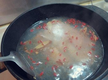 step6: 轉小火放入魚片和枸杞 調味即可