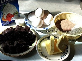 step1: 準備<span class="group_1">食材</span>(巧克力麵糊)：

苦甜巧克力：        200g
無鹽奶油：          100g
蛋黃：               5顆
細砂糖：             35g
動物性鮮奶油：       85g
低筋麵粉：           65g
可可粉：             50g

先將<span class="group_1">食材</span>全都量秤好備用
低筋麵粉與可可粉可以先混合
將蛋黃取出，備用。