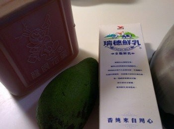 step1: 主要<span class="group_1">食材</span>:酪梨，全脂牛奶，蜂蜜