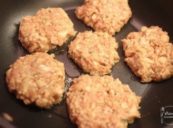 step4: 下一湯匙油底面煎至熟透即成~