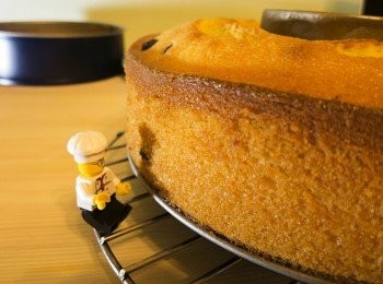 step5: 將葡萄乾加入均勻攪拌後即可把麵團均勻地倒入蛋糕烤膜裡, 175度c 烤至50分鐘,在烤的最後15分鐘開始用牙籤插進蛋糕裡檢測,直到抽出的牙籤沒有粘上任何麵團,表示已熟,即可將蛋糕拿出烤箱冷卻,約10分鐘後將烤膜與蛋糕脫離

*注意
隨時注意蛋糕表面顏色是否漸漸呈現咖啡色,建議若已呈現淺咖啡色,此時利用鋁鉑紙將蛋糕表面覆蓋住(目的:避免表面過焦)