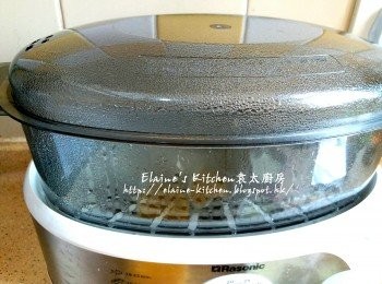 step9: 蒸鍋先蒸10分鐘至熱 , 期間將每個燉蛋蓋上錫紙封口
