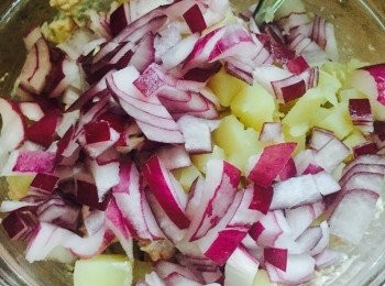 step3: 加入薯仔、洋蔥和提子乾，拌勻。如想口感更冰涼可先存放於雪櫃。