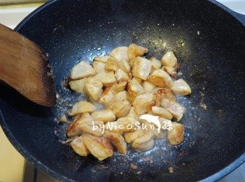 step2: 醃好的雞肉下鍋炒至7分熟.盛起備用