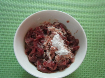 step1: 牛肉去除筋膜切小薄片用適量油，鹽，生粉醃制5分鐘