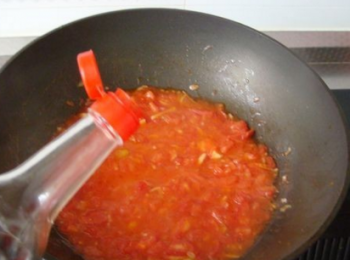 step7: 加鹽，生抽，蠔油，攪拌均勻