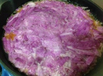 step1: 紫色山藥削除外皮，一半刨絲、一半磨泥，加糖拌勻