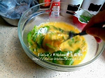 step4: 加入涼瓜片及加1茶匙生粉拌勻