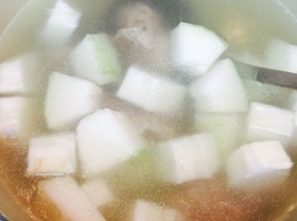 step3: 加入冬瓜，繼續煲約1小時。熄火後下鹽和杞子，加蓋焗約10分鐘讓杞子出味即可。