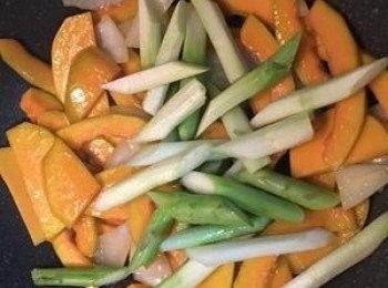 step6: 接著放入蘆筍拌炒（蘆筍尾部較嫩的那節先不放）。