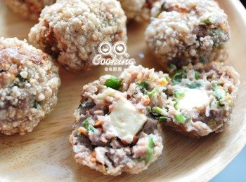 step8: 簡單的牛絞肉、蔥花、紅蘿蔔、雞蛋拌勻調味，做簡單的基底，做成餃子也可，當拌麵的絞肉也行，稍微變化又化身成起司丸，一起來動手做看看吧!