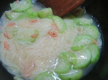 step4: 再放入麵線一起煮滾